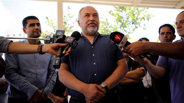 “КАПИТУЛАЦИЈА ПРЕД ТЕРОРОМ”: Израелски министар одбране поднео оставку